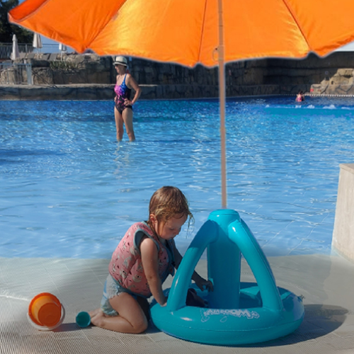 Kinder am Pool